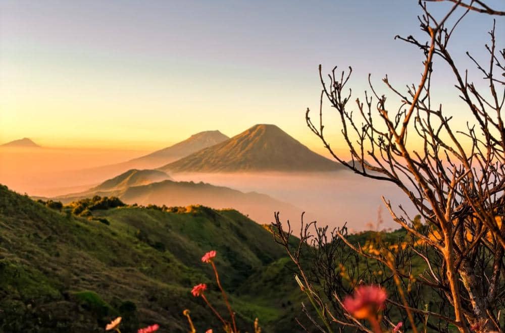 ilustrasi sunrise di Gunung Prau 