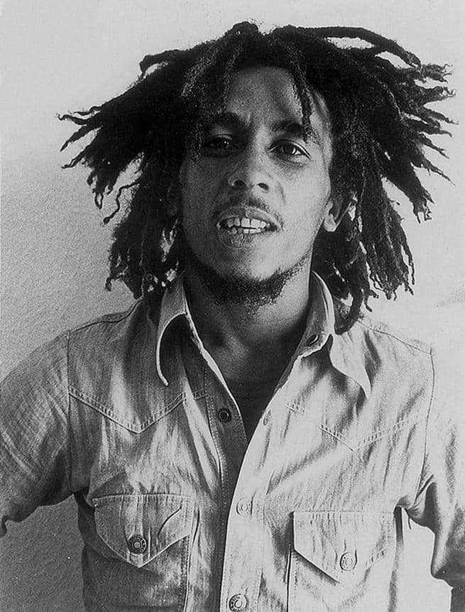 Potret Bob Marley, penyanyi reggae, penulis lagu, dan ikon budaya legendaris Jamaika.