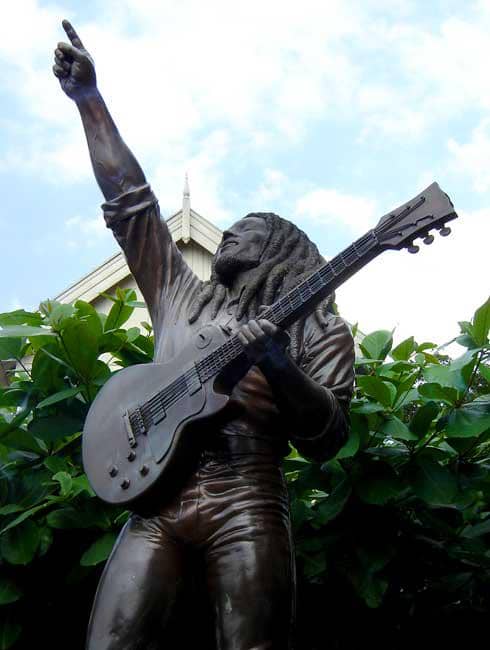 Patung perunggu Bob Marley, yang terletak di Museum Bob Marley di Kingston, Jamaika.