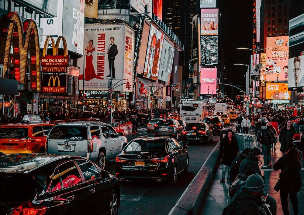 ilustrasi pemandangan trotoar dan jalanan di Times Square 