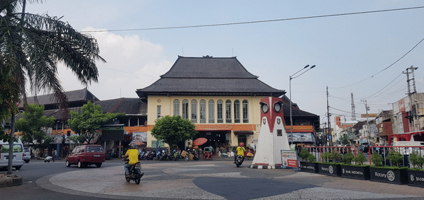 Bangunan kuno Pasar Gede dengan latar langit cerah. 
