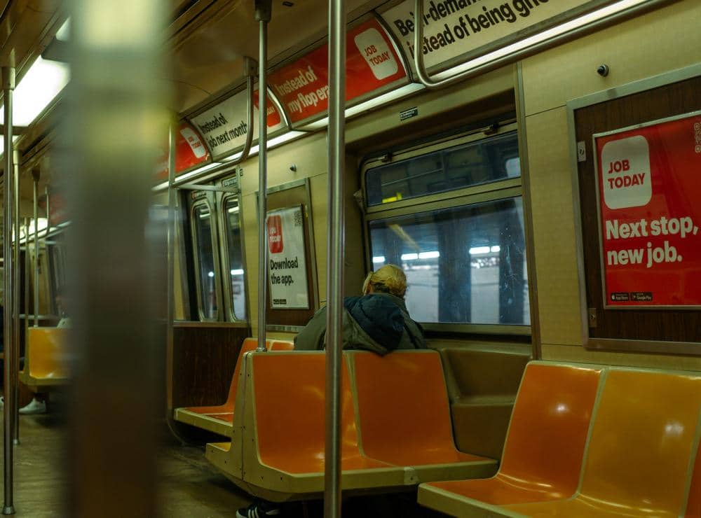 ilustrasi gerbong subway yang hampir kosong