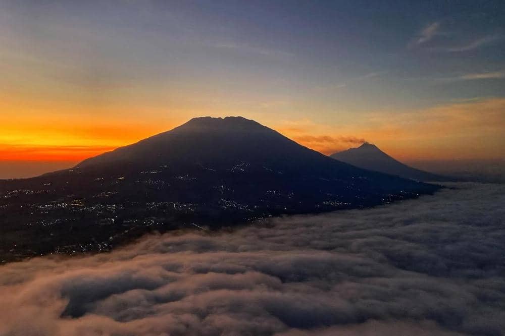 ilustrasi sunrise di Gunung Andong