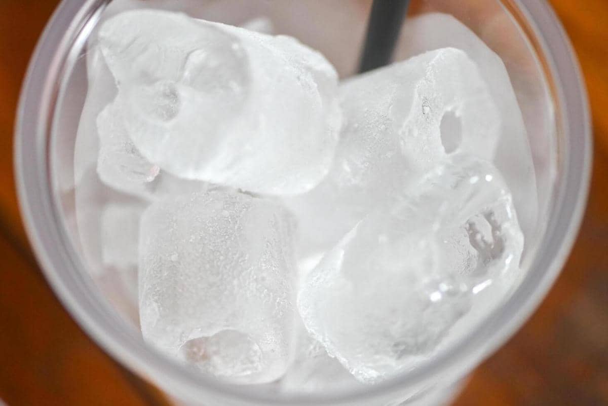 Bikin Es Batu Bening Kristal ala Kafe Mewah, Cuma Modal Air Rebusan!