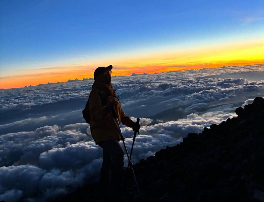 ilustrasi sunrise di puncak Gunung Rinjani 