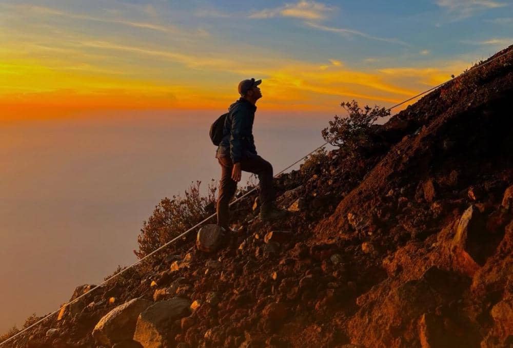 4 Gunung di Indonesia dengan Sunrise Terindah di Puncaknya