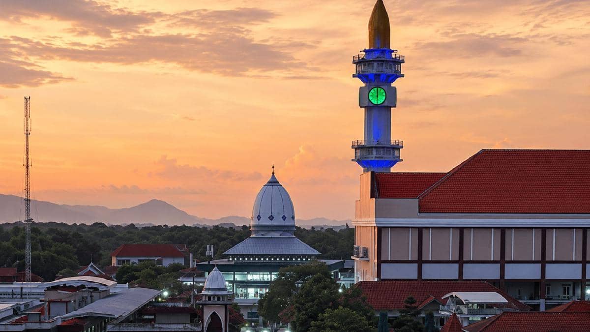 Panorama senja di Pondok Modern Darussalam Gontor, Ponorogo.
