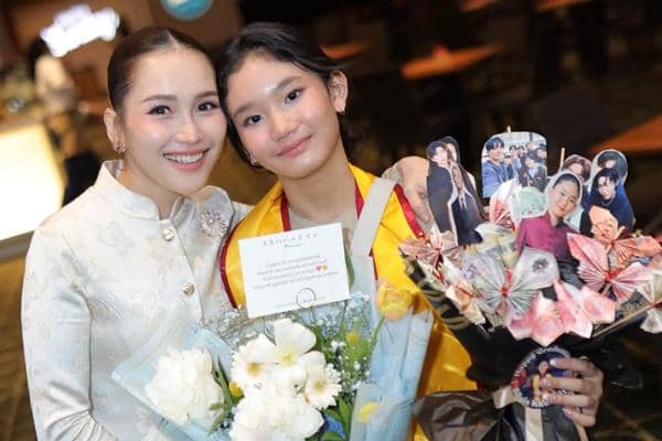 7 Potret Kelulusan SD Bilqis Anak Ayu Ting Ting, Sekeluarga Hadir