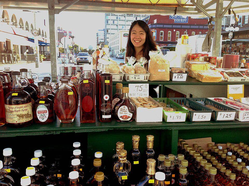 ilustrasi berbagai macam produk sirup maple