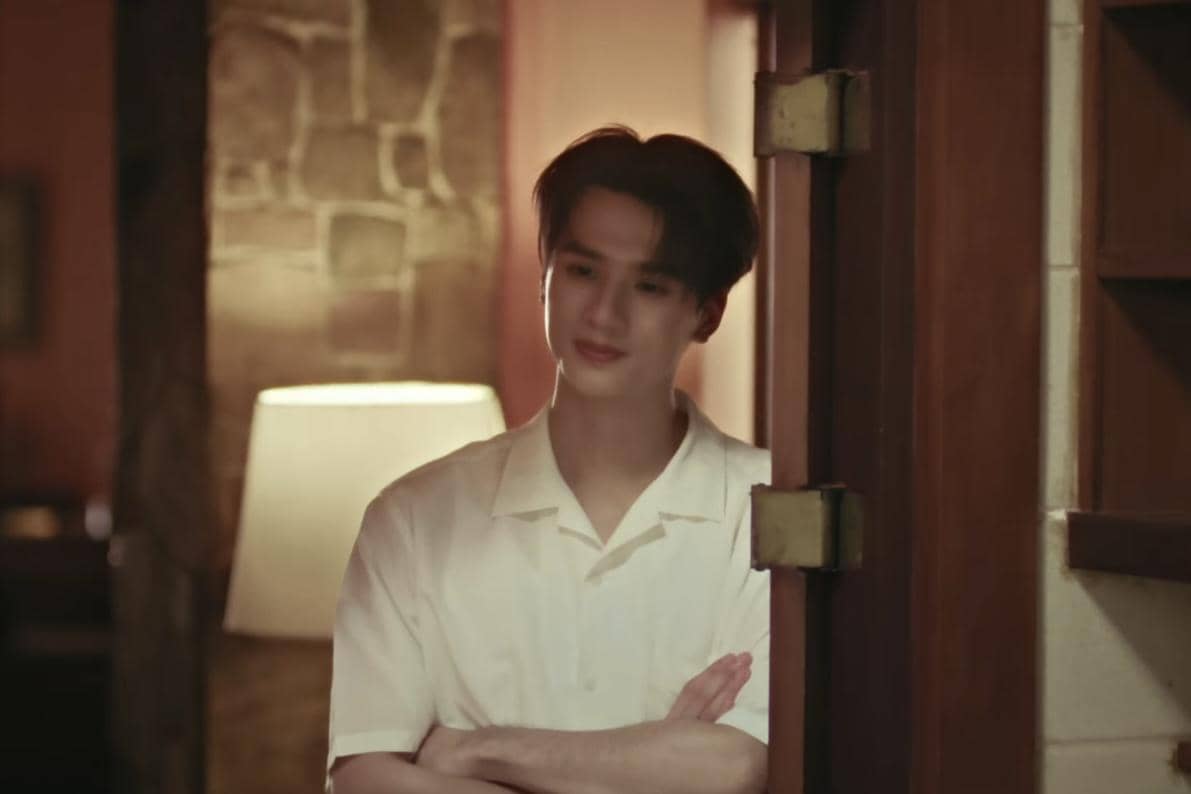 cuplikan drama Still Holding up like the Moon