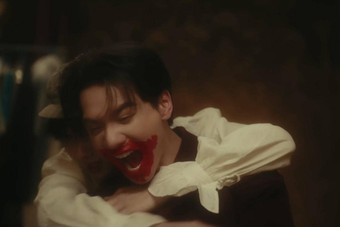 cuplikan drama Still Holding up like the Moon