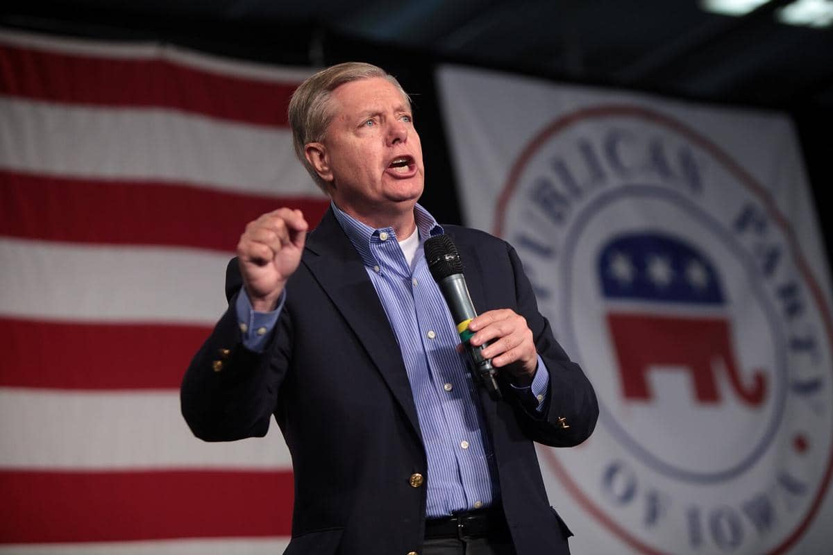 Lindsey Graham sedang berpidato.