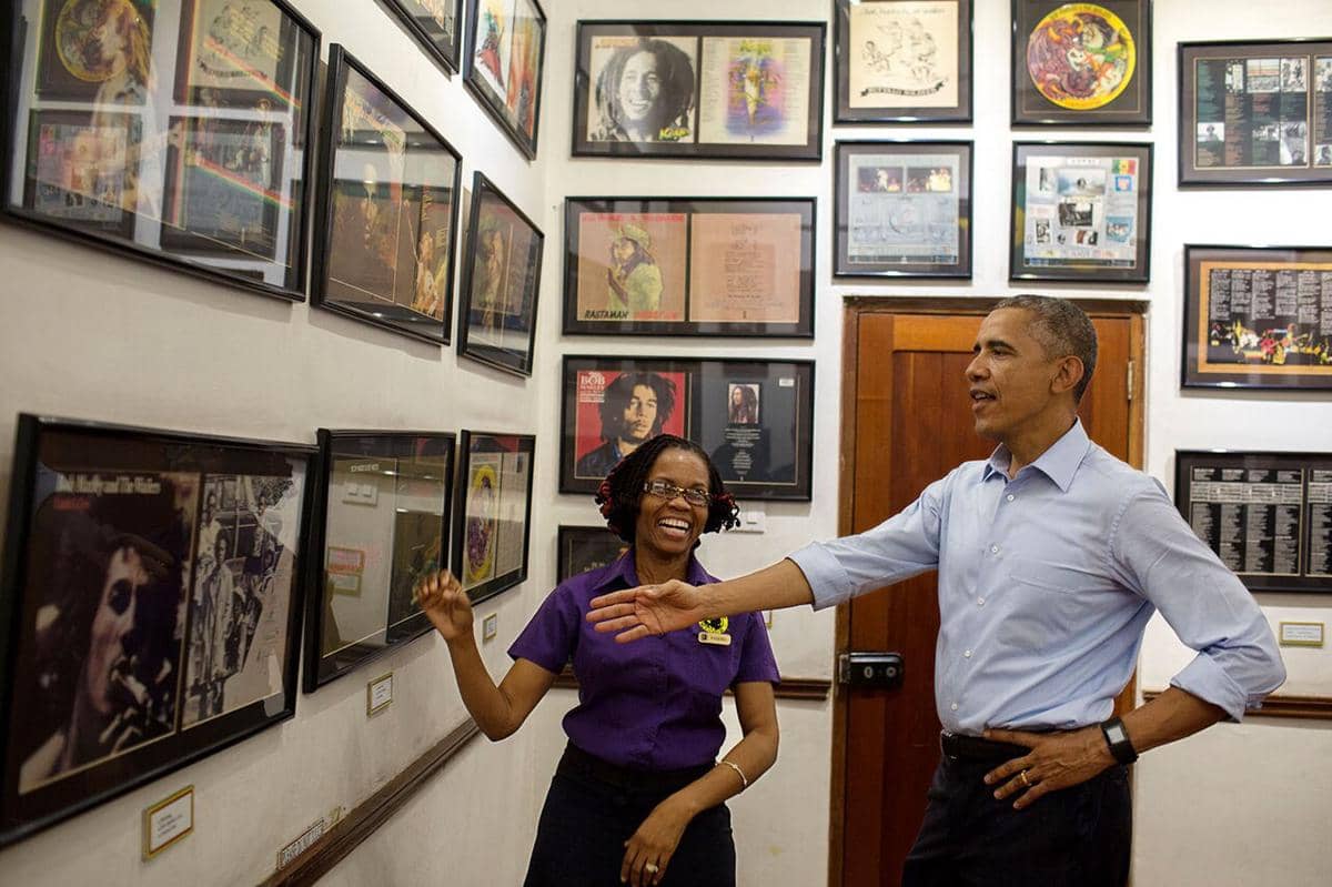 Mantan Presiden AS Barack Obama saat berkunjung ke Museum Bob Marley di Kingston, Jamaika.