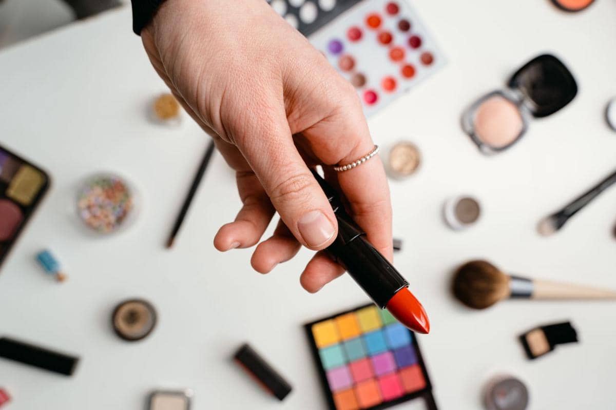 4 Tanda Lipstick Effect yang Terjadi di Sekitar Kita, Jarang Disadari!