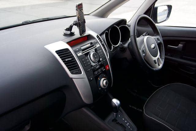 ilustrasi phone mount di dasbor