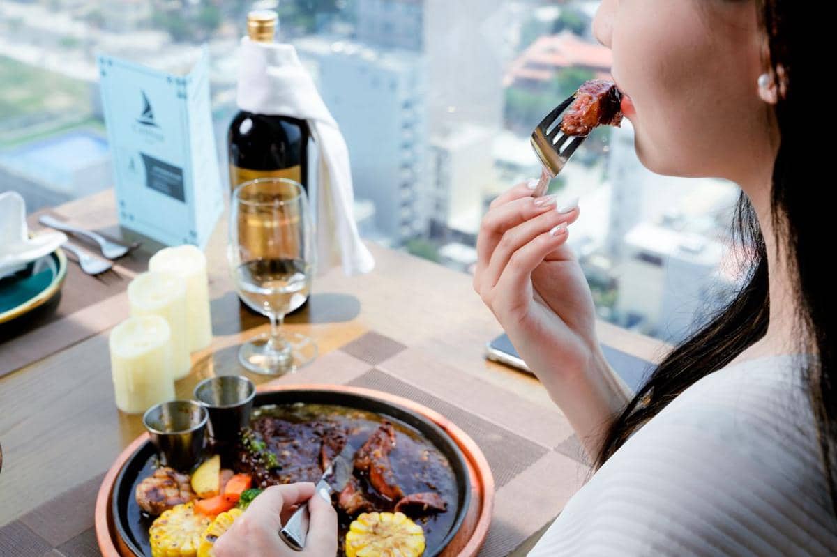 ilustrasi memakan steak