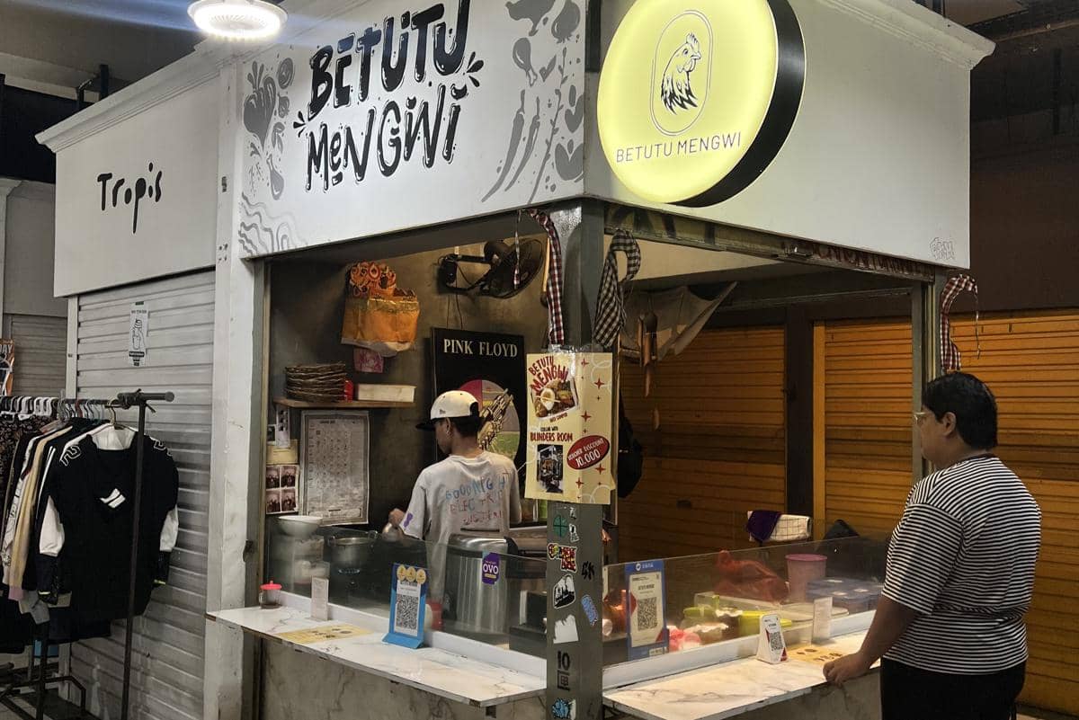 Sistem pembayaran digital melalui QRIS DANA di kedai Betutu Mengwi.
