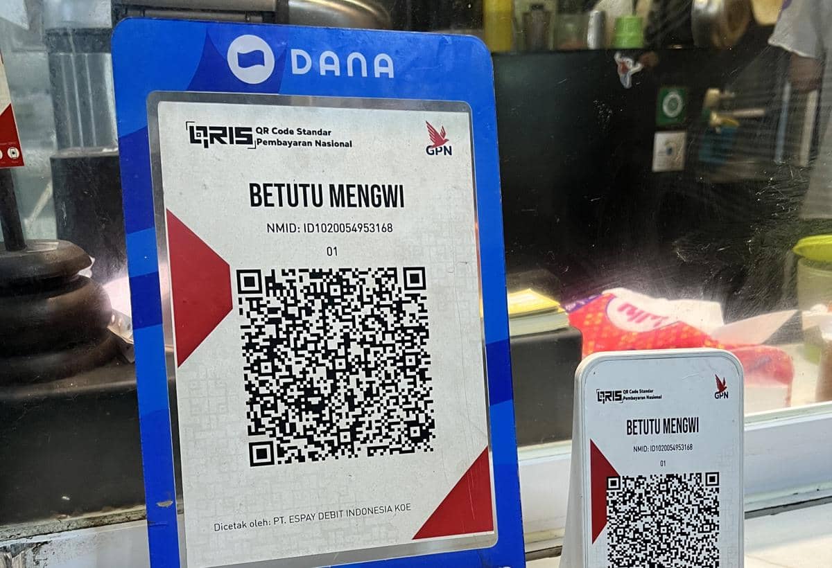 Sistem pembayaran digital melalui QRIS DANA di kedai Betutu Mengwi.