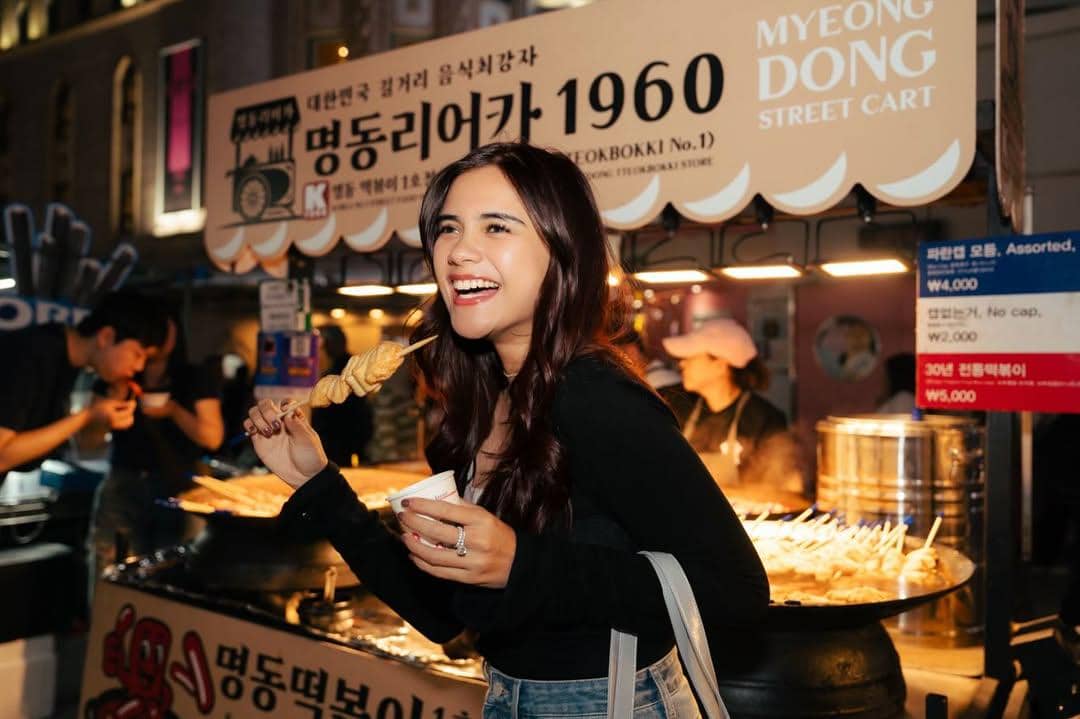 Audi Marissa kulineran di Myeongdong, Seoul