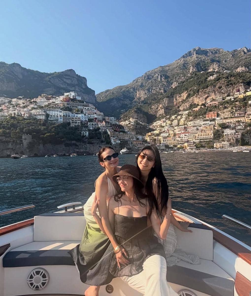 Enzy Storia dan sahabat naik yacht di Pulau Capri