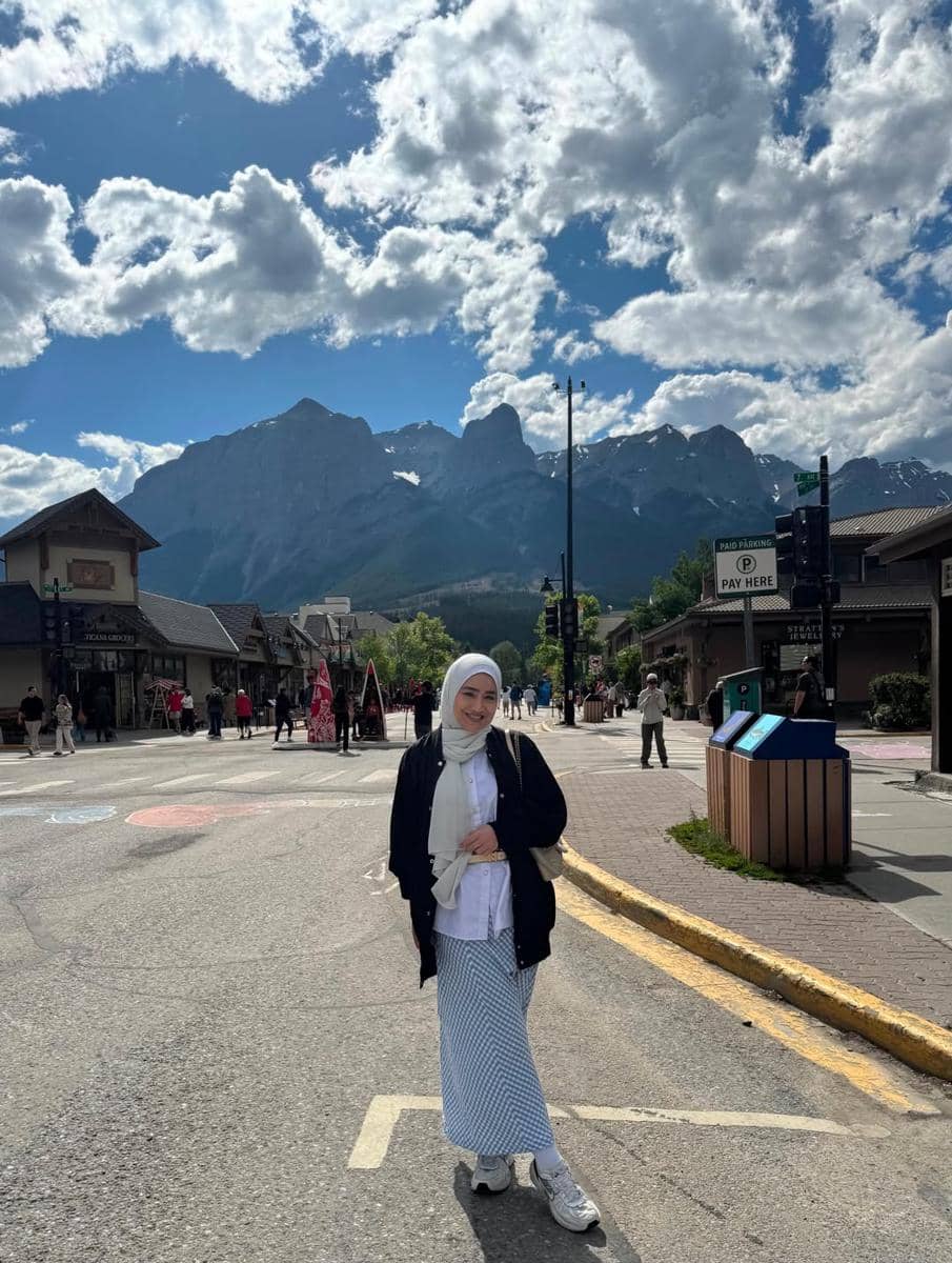 Tengku Firmansyah dan keluarga liburan di Kota Canmore