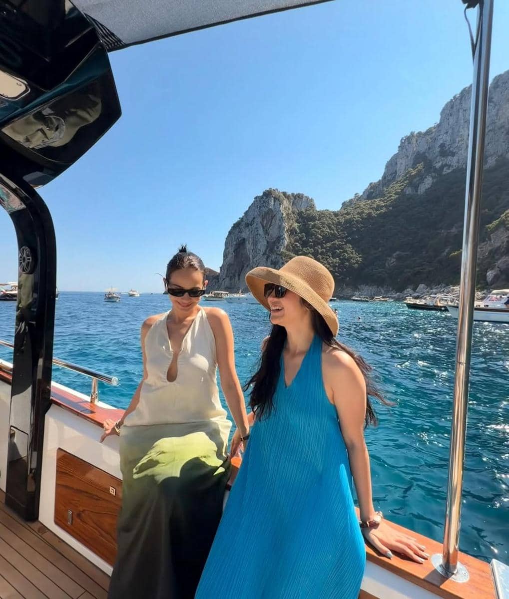 Enzy Storia dan sahabat naik yacht di Pulau Capri