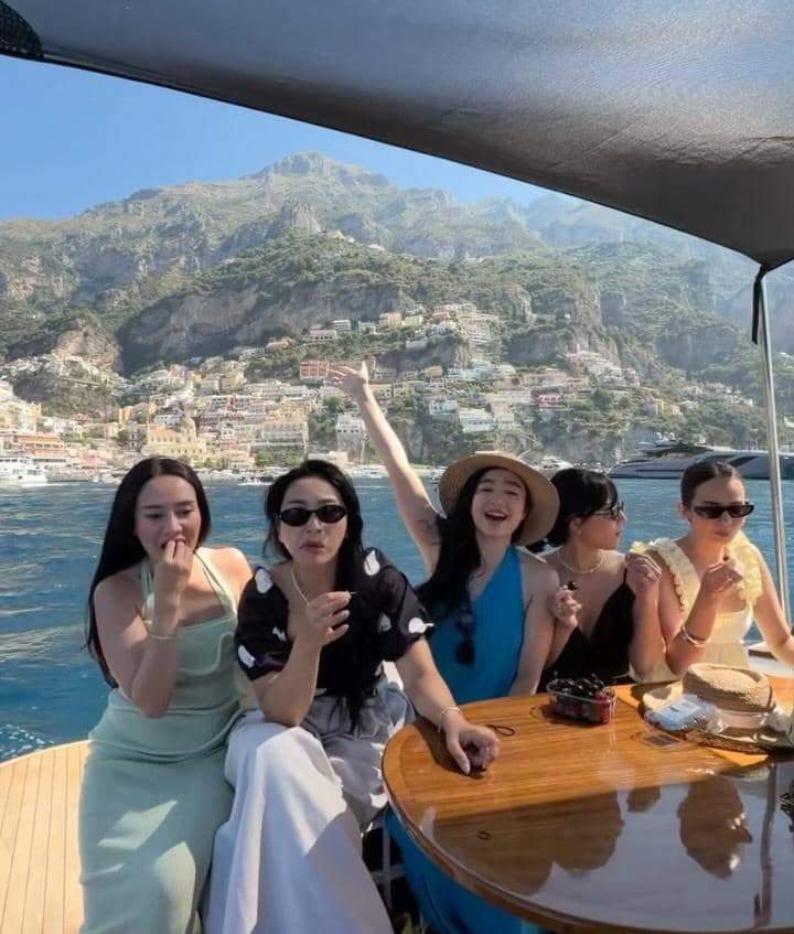 Enzy Storia dan sahabat naik yacht di Pulau Capri