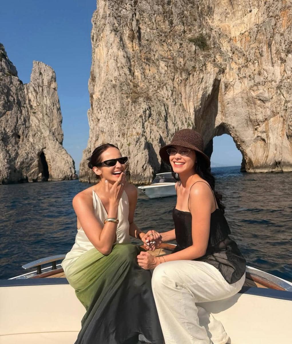 Enzy Storia dan sahabat naik yacht di Pulau Capri