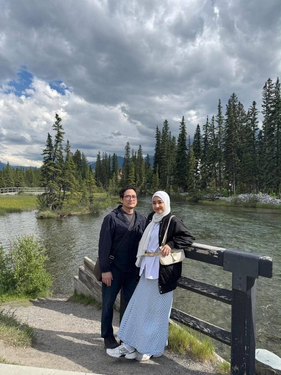Tengku Firmansyah dan keluarga liburan di Kota Canmore