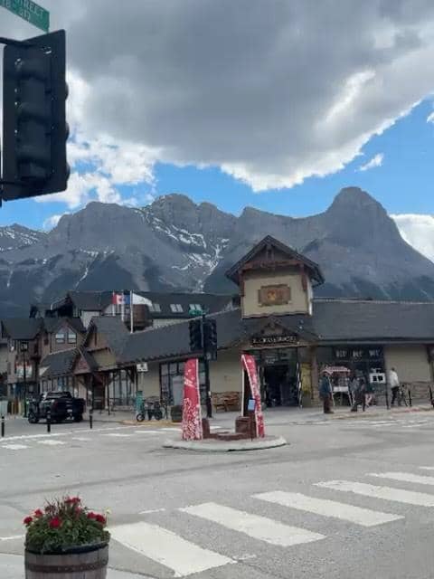 Tengku Firmansyah dan keluarga liburan di Kota Canmore