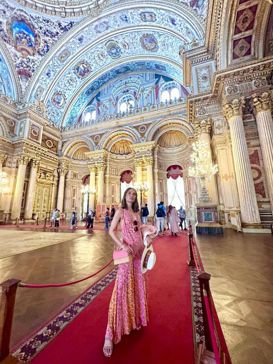 Cinta Laura mengunjungi istana Dolmabahçe di Istanbul