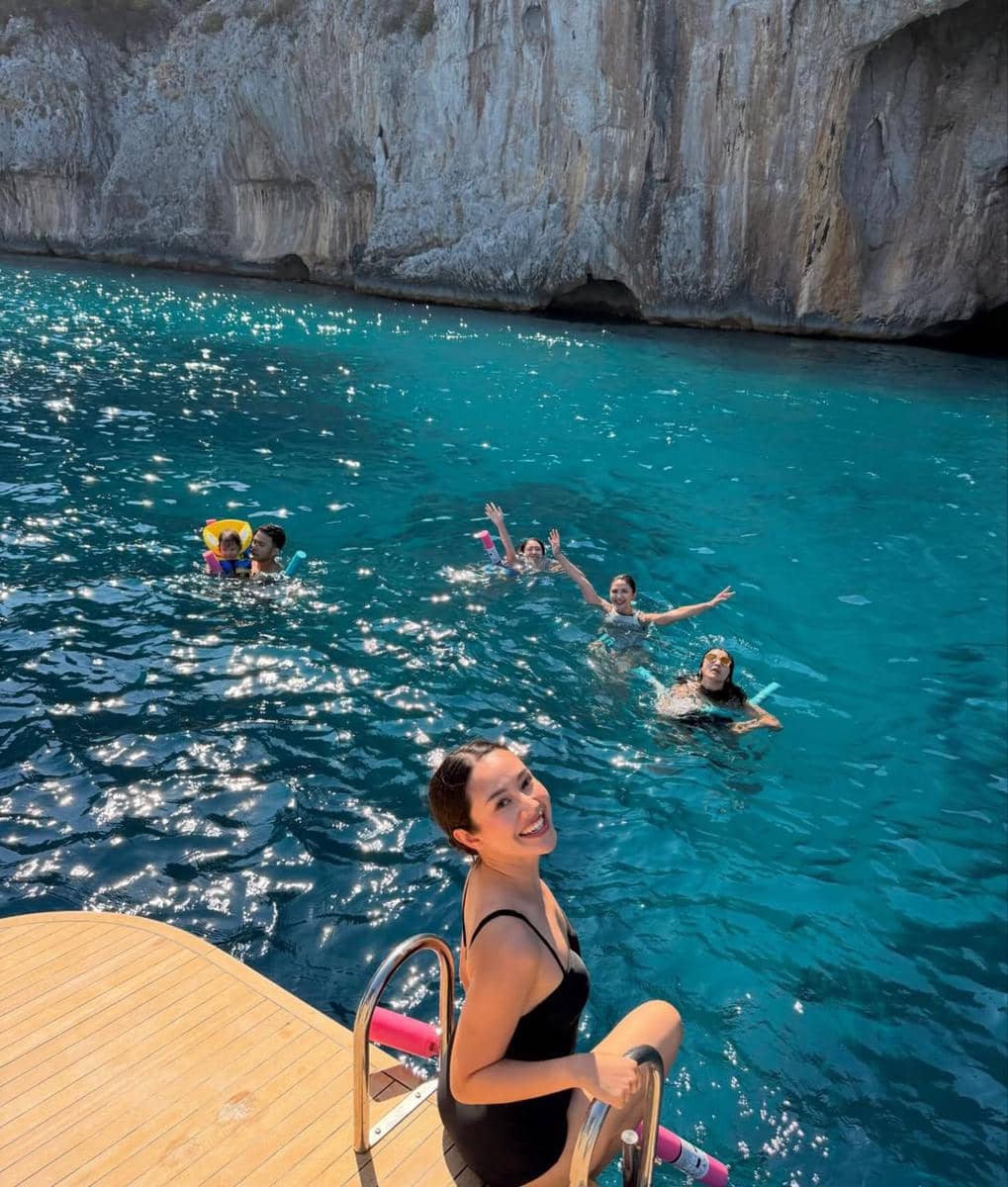 Enzy Storia dan sahabat naik yacht di Pulau Capri