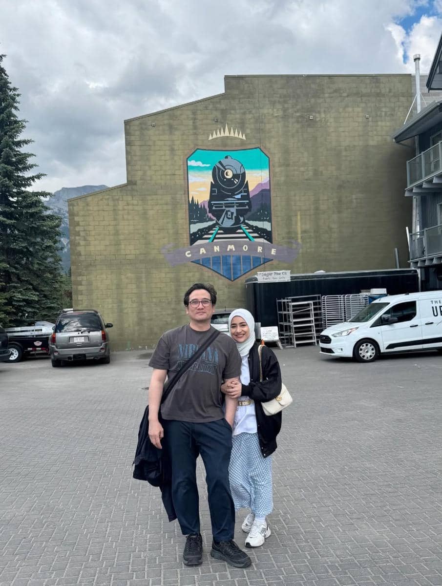 Tengku Firmansyah dan keluarga liburan di Kota Canmore