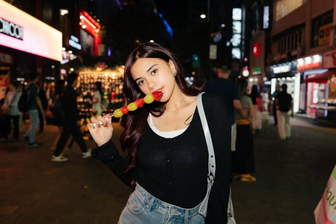 9 Potret Audi Marissa Kulineran di Myeongdong, Seoul