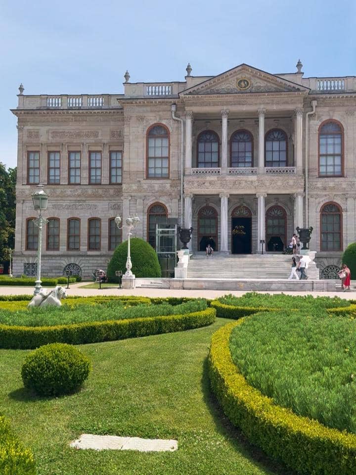 Cinta Laura mengunjungi istana Dolmabahçe di Istanbul