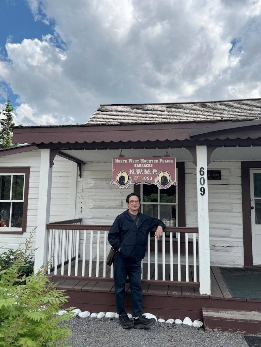 Tengku Firmansyah dan keluarga liburan di Kota Canmore