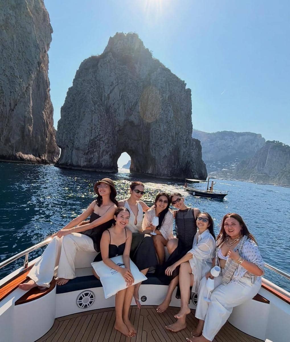 Enzy Storia dan sahabat naik yacht di Pulau Capri