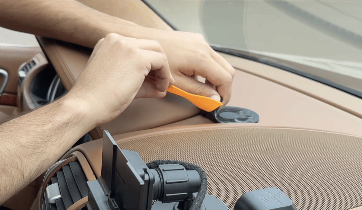 ilustrasi melepas phone mount