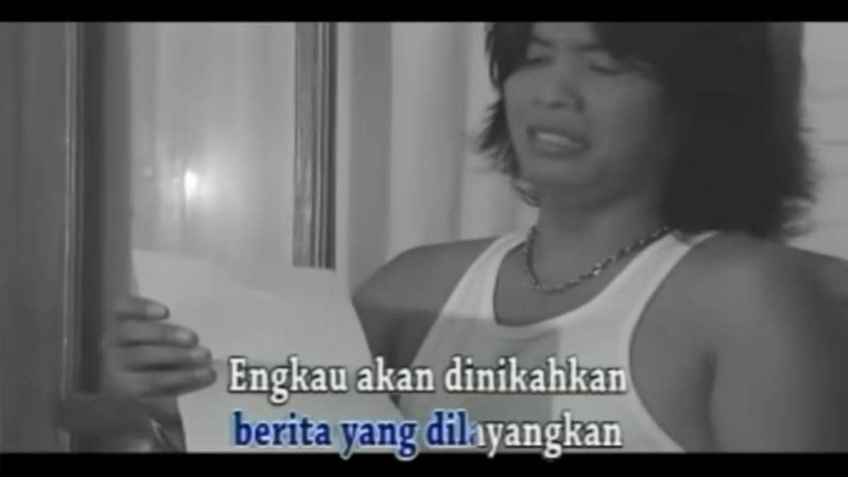 cuplikan video klip "Berpisah di Ujung Jalan"