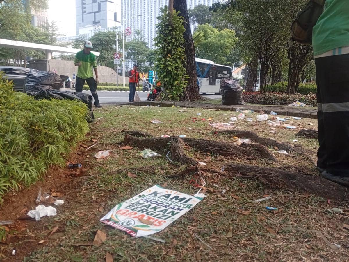Sampah bertebaran usai demo dukung MBG kawasan Monas, Senin (22/6/2026). (IDN Times/Dini Suciatiningrum)