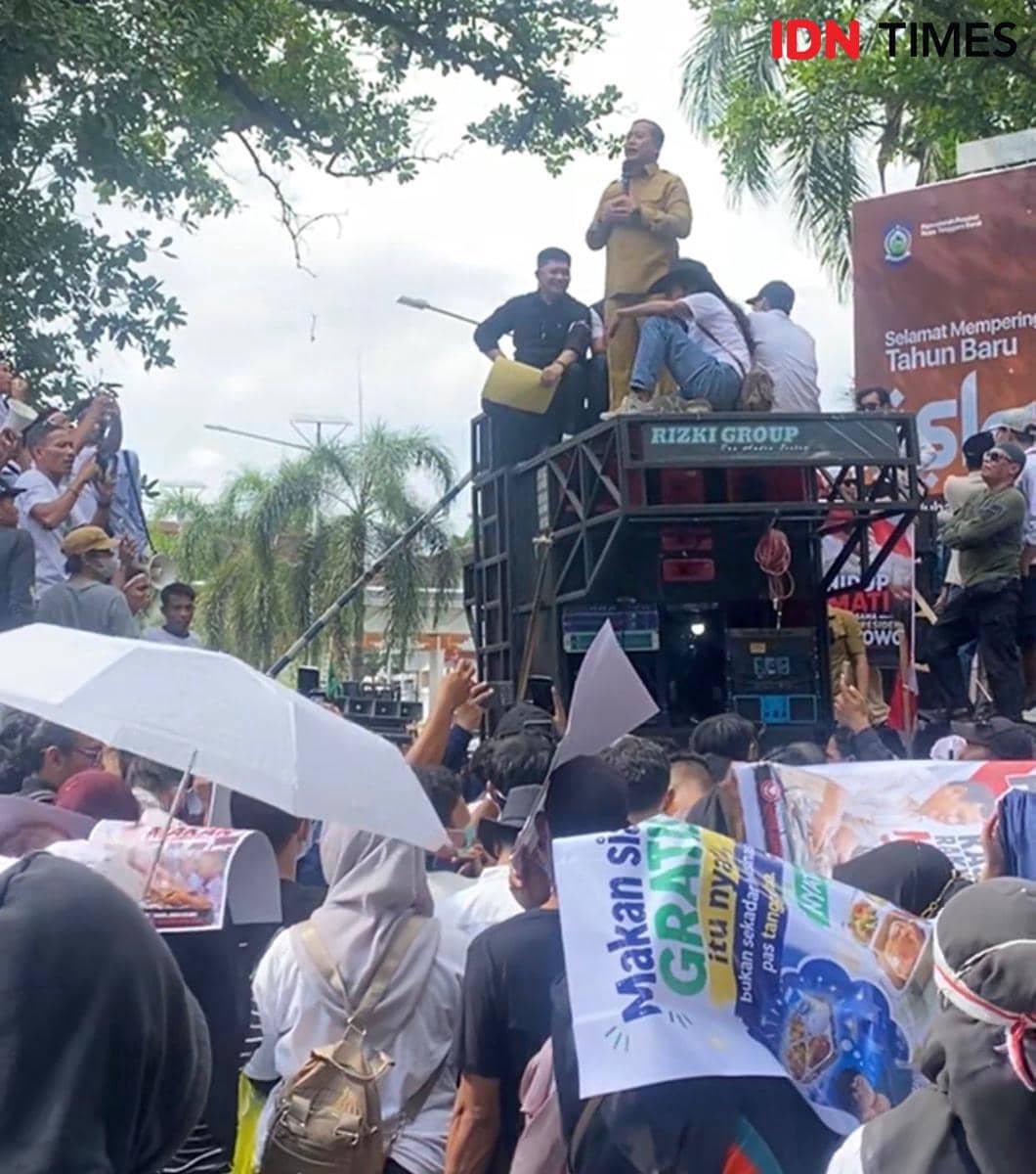 Ribuan Relawan SPPG Demo Dukung MBG, Gubernur NTB Ajak Istigfar