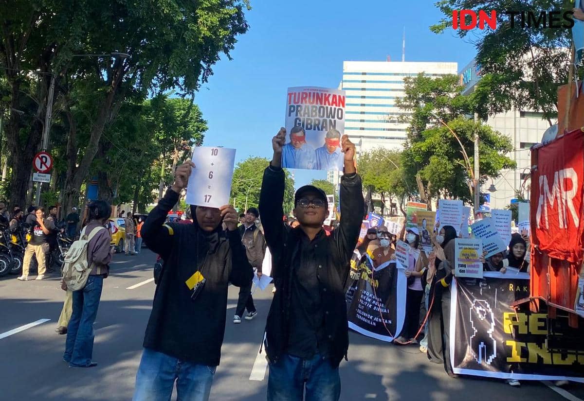 Bawa Panci, Massa Aksi di Surabaya Tuntut Prabowo-Gibran Mundur