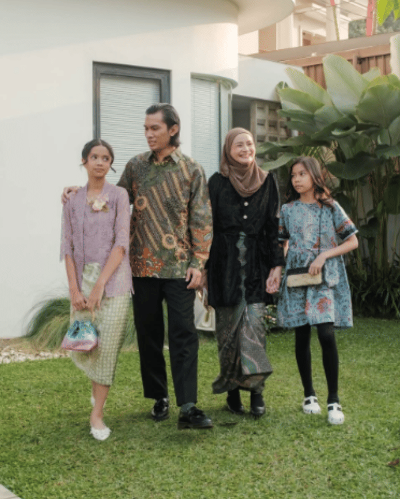 Tria The Changcuters gak lupa meluangkan waktu untuk menghadiri wisuda putri pertamanya (instagram.com/dhaturembulan)