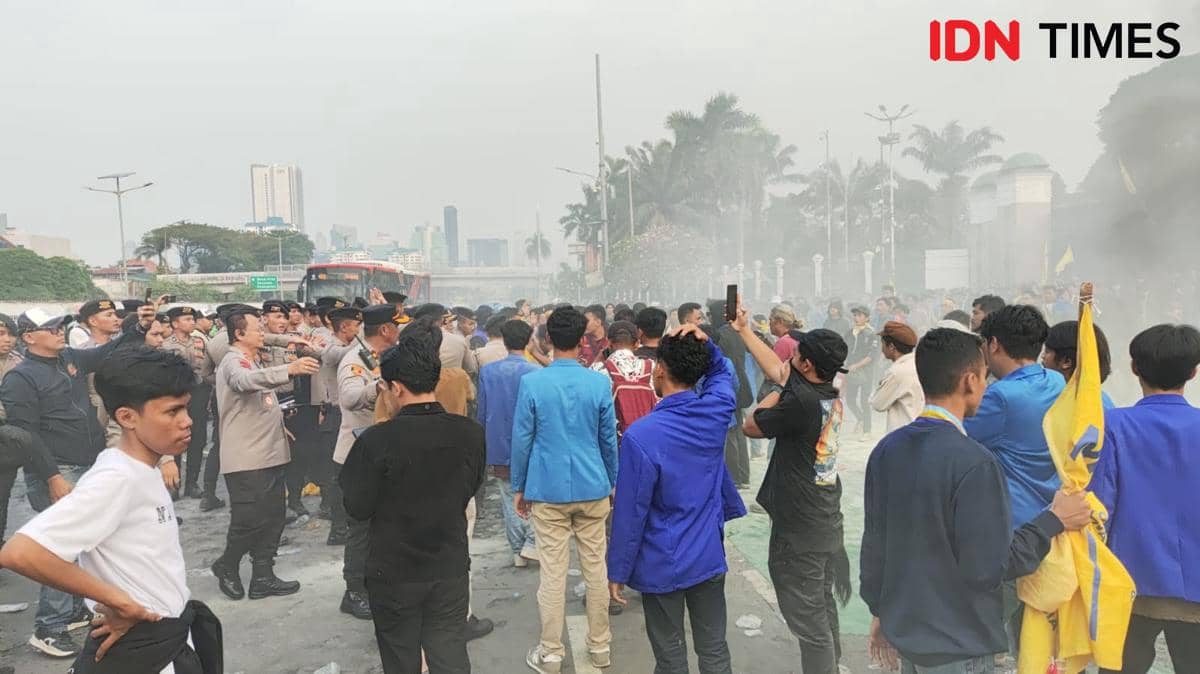 Demo PMII di DPR Semakin Memanas, Massa Kesal Polisi Padamkan Api Lagi