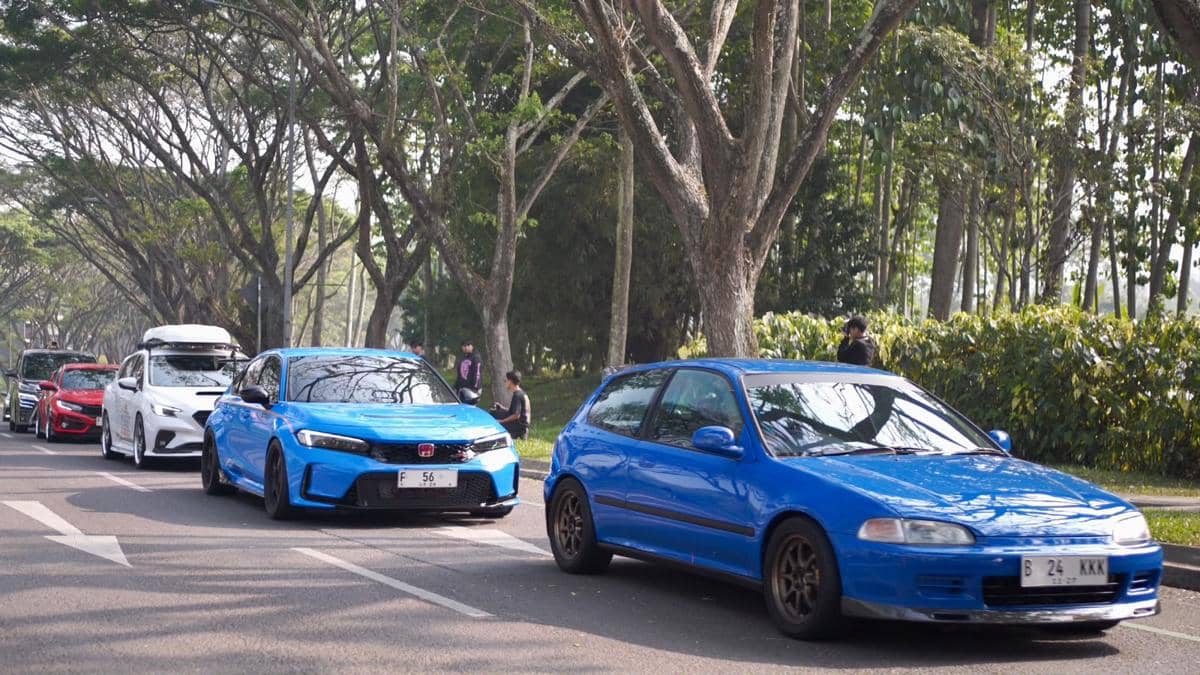 Deretan mobil JDM berbagai warna melintas di jalan raya yang rindang di Bandung dalam acara Road to IMX 2026.