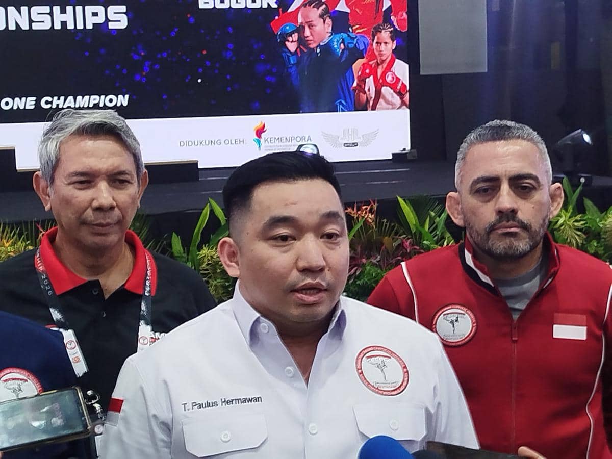 Beberapa perwakilan Pertacami memberikan keterangan pers usai Kejurnas MMA 2026 di Bogor dengan latar belakang panggung acara.