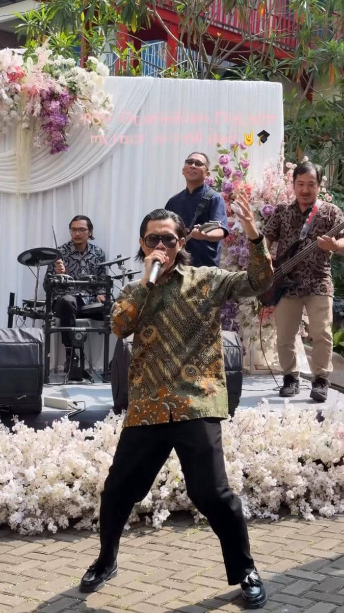 Potret Tria The Changcuters manggung di acara wisuda anak (instagram.com/dhaturembulan)