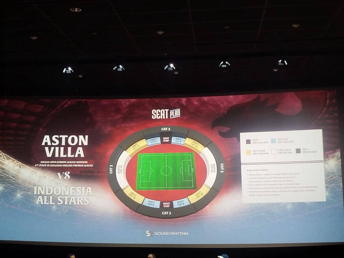Tampilan layar besar menampilkan rencana pertandingan Aston Villa melawan Indonesia All Stars dengan diagram denah tempat duduk stadion.