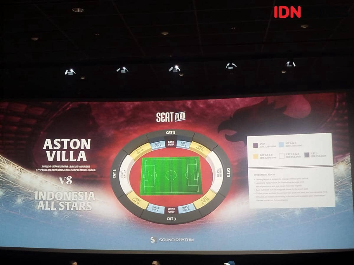Tampilan layar besar menampilkan rencana pertandingan Aston Villa melawan Indonesia All Stars dengan diagram denah tempat duduk stadion.
