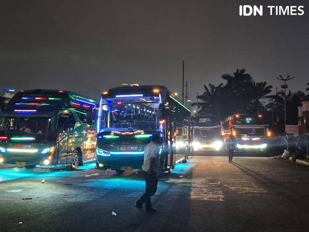 Massa PMII Pulang Naik Bus usai Demo di DPR